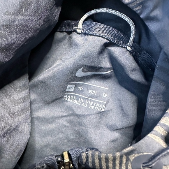 Nike Essential Flash Reflective Running Jacket - Picture 3 of 4